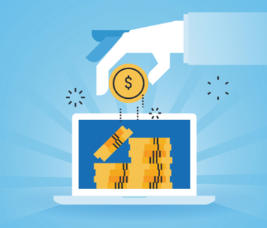 Mano che versa moneta in laptop con pile di soldi e lente d'ingrandimento, simbolo di risparmio fiscale e gestione fina…