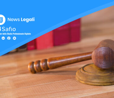 Martello di legno del giudice su base in aula di tribunale per procedimenti di liquidazione giudiziale