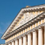 Edificio istituzionale con colonne neoclassiche e frontone, simbolo di giustizia e autorità legale italiana