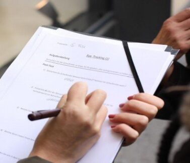 Due persone firmano contratto con penna su documento legale, logo News Legali e Safio visibili
