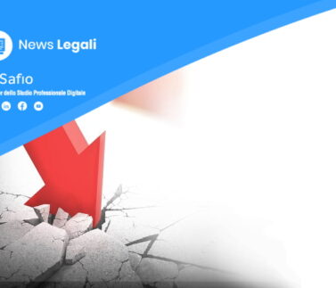 Logo News Legali Safio con freccia rossa in caduta su terreno fratturato, simbolo di crisi e fallimento aziendale
