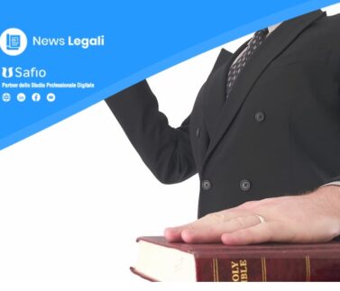 Professionista legale con mano su Bibbia, rappresentazione simbolica della prova testimoniale nel diritto