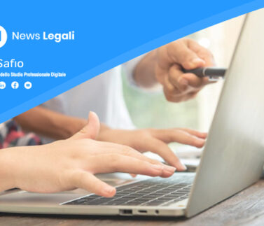 Professionista digitale consulta documentazione legale su laptop per analisi normativa e prescrizione