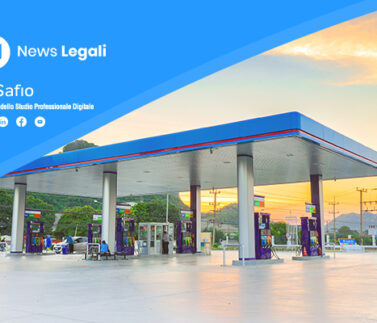 Stazione di servizio carburante con colonnine rifornimento al tramonto