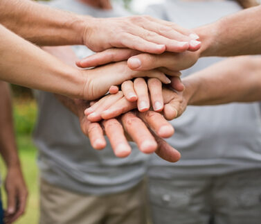 Mani unite in cerchio simbolo di solidarietà e accordo legale per successione ereditaria