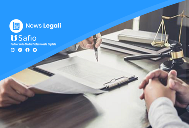 Avvocato sottoscrive documento legale con bilancia della giustizia e libri di diritto sulla scrivania