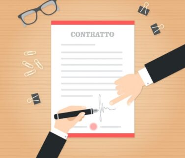 Firma digitale su contratto di factoring con due mani su scrivania in legno