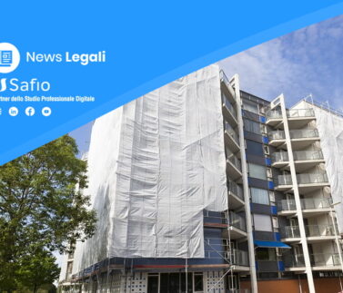 Edificio residenziale in ristrutturazione con ponteggi, tema superbonus 110%