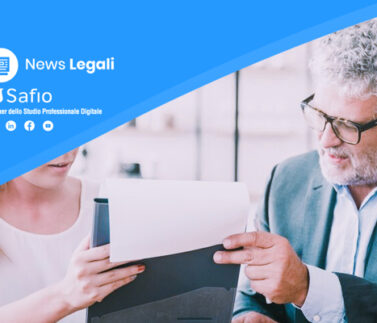 Professionista illustra documento a cliente in contesto consulenza legale e fiscale