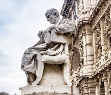 Statua allegorica della Giustizia in pietra presso edificio amministrativo italiano