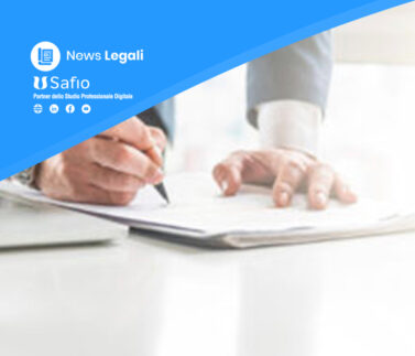 Professionista legale firma documento contratto credito fondiario su scrivania