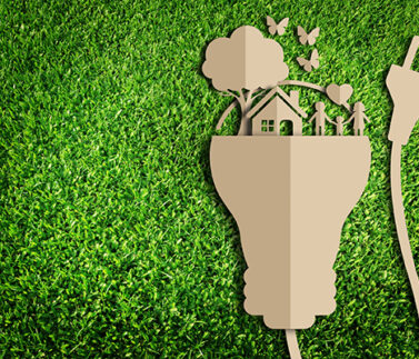 Spina elettrica con casa e presa su sfondo verde simboleggia efficienza energetica e sostenibilità ambientale