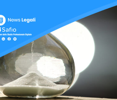 Clessidra con sabbia che scorre, simbolo del tempo e della prescrizione nei procedimenti di pignoramento ereditario