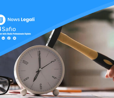 Orologio da tavolo con martello e occhiali su scrivania, simbolo di scadenze e termini legali