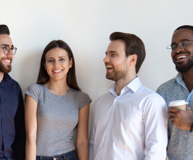 Gruppo di professionisti sorridenti in riunione di comunicazione aziendale