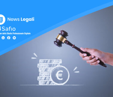 Giudice con martello su monete euro - ius variandi e motivo legittimo nel diritto del lavoro