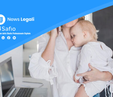 Madre lavoratrice in ufficio con bambino, tema diritti lavoro e protezione maternità