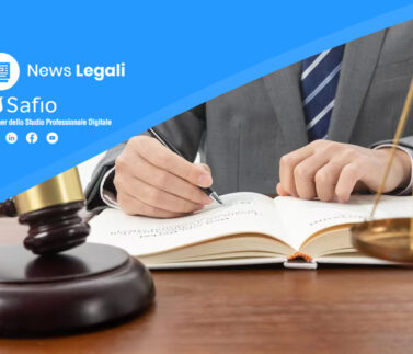 Avvocato firma documento legale con bilancia della giustizia e martelletto su scrivania professionale