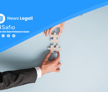 fallibilita-della-societa-start-up-e-termini-per-laccertamento Due mani assemblano un puzzle, simbolo di soluzione legale e accordo professionale