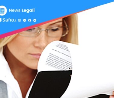 Donna professionista legge documento legale con attenzione, simbolo di analisi giuridica e responsabilità organizzativa