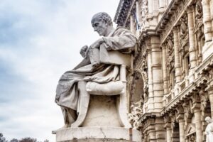 Statua allegorica della giustizia con edificio storico, simbolo del diritto e della responsabilità civile del datore di…