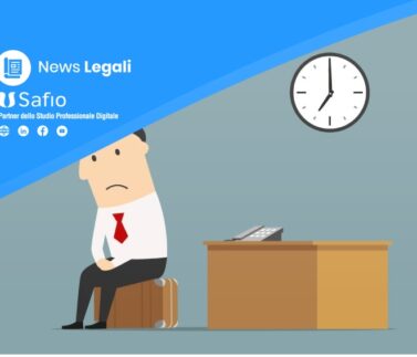 Uomo d'affari stressato in attesa presso scrivania con valigia, rappresenta obbligo di permanenza sul luogo di lavoro