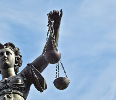 Statua della Giustizia con bilancia, simbolo del diritto e del risarcimento danni