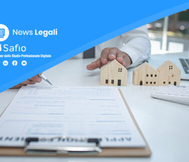 Professionista immobiliare con modellini case e documenti contrattuali su scrivania