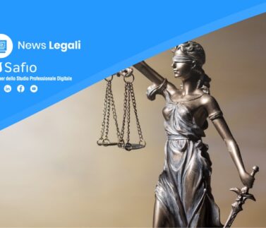 Statua della Giustizia con bilancia e spada, simbolo del diritto e dell'ordine legale italiano