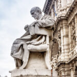 Scultura in pietra raffigurante la Giustizia davanti a palazzo storico, simbolo del diritto e della legge italiana