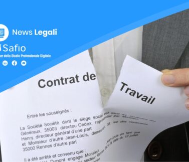 Contratto di lavoro strappato mani, documento legale rotto, rescissione rapporto lavorativo