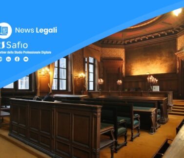 Aula di tribunale vuota con banchi in legno scuro, illuminazione elegante e decorazioni architettoniche classiche
