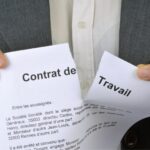 Contratto di lavoro in corso di firma con documenti legali francesi e logo News Legali Safio