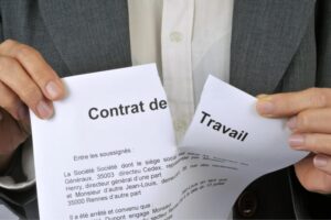 Contratto di lavoro in corso di firma con documenti legali francesi e logo News Legali Safio