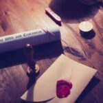 Documento legale con firma e sigillo rosso su scrivania in legno per revoca rinuncia eredità