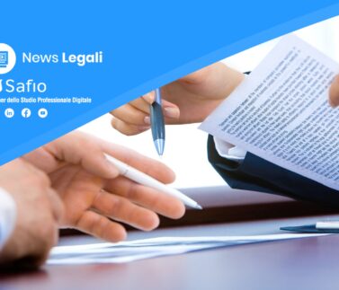 Firma di documento legale con fideiussore e penna durante sottoscrizione contratto