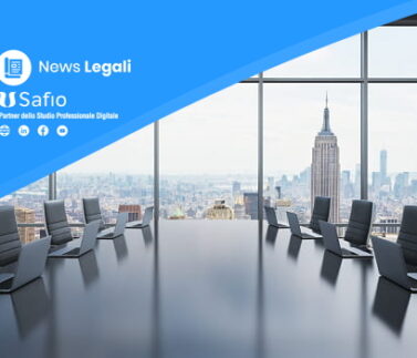 Sala riunioni panoramica con tavolo e sedie nere, vista sulla città e grattacieli, contesto aziendale professionale