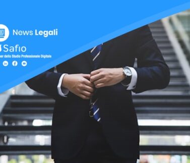 Professionista legale in abito formale verifica documenti presso studio legale