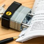 Documento legale aperto con penna e lucchetto simboleggiante tutela diritti e riservatezza professionale