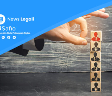 Mano che seleziona figura professionale da torre di persone, mediatore e provvigione