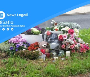 sinistro-stradale-letale-il-convivente-more-uxorio-ha-diritto-al-risarcimento Fiori e ricordo in luogo di incidente stradale mortale con orsacchiotto commemorativo