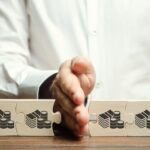 Uomo assembla puzzle con simboli di monete rappresentando eredità e divisione quote successorie