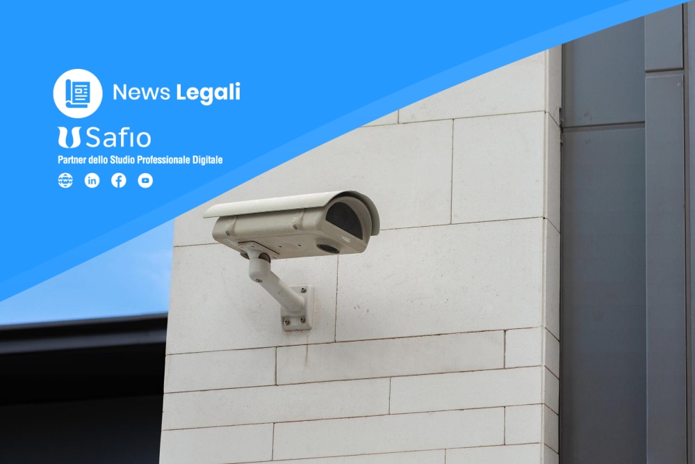 telecamera-di-sorveglianza-incorporata-nel-muro-di-pietra-dell-edificio