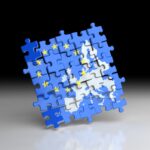 Puzzle della mappa europea con bandiera UE e stelle, simbolo di integrazione legale europea