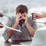 Professionista sotto pressione riceve molteplici richieste, stress da scadenze e carichi di lavoro