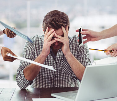 Professionista sotto pressione riceve molteplici richieste, stress da scadenze e carichi di lavoro