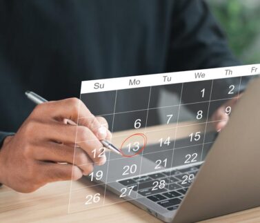 Professionista consulta calendario digitale per calcolo termini penali e scadenze fiscali