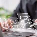 Professionista consulta documenti digitali e moduli amministrativi su schermo trasparente