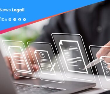 Professionista consulta documenti digitali e moduli amministrativi su schermo trasparente