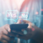 Persona con smartphone mostra messaggi "Yes" e "No" su consenso dati e privacy digitale